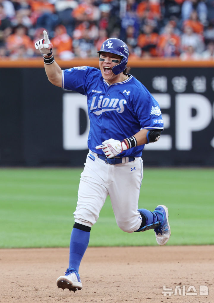 [대전=뉴시스] 김진아 기자 = 19일 대전 중구 한화생명볼파크에서 열린 2025 KBO 포스트시즌 플레이오프 2차전 삼성 라이온즈와 한화 이글스의 경기, 9회초 2사 1루 강민호가 투런 홈런을 친 뒤 기뻐하고 있다. 2025.10.19. bluesoda@newsis.com