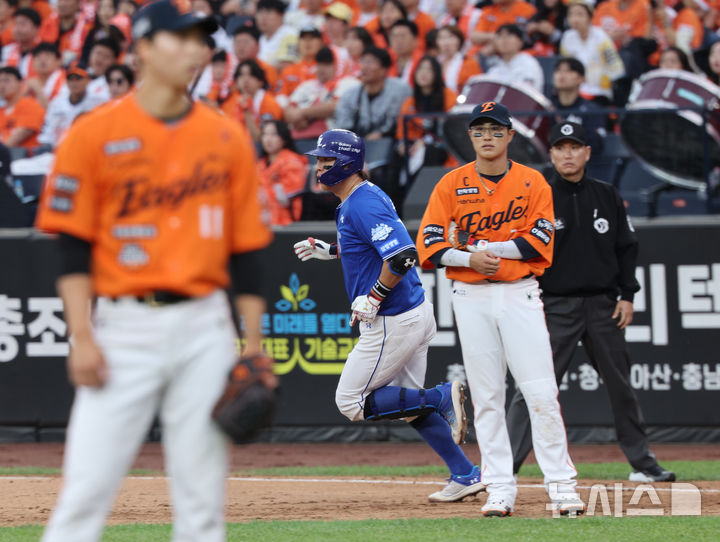 [대전=뉴시스] 김진아 기자 = 19일 대전 중구 한화생명볼파크에서 열린 2025 KBO 포스트시즌 플레이오프 2차전 삼성 라이온즈와 한화 이글스의 경기, 9회초 2사 1루 강민호가 투런 홈런을 친 뒤 기뻐하고 있다. 2025.10.19. bluesoda@newsis.com