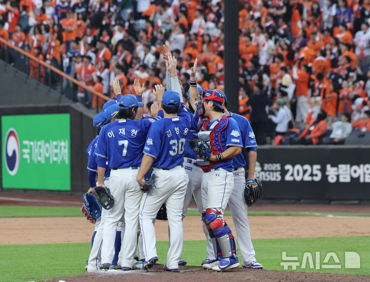 [대전=뉴시스] 김진아 기자 = 19일 대전 중구 한화생명볼파크에서 열린 2025 KBO 포스트시즌 플레이오프 2차전 삼성 라이온즈와 한화 이글스의 경기, 7-3으로 승리한 삼성 선수들이 기뻐하고 있다. 2025.10.19. bluesoda@newsis.com