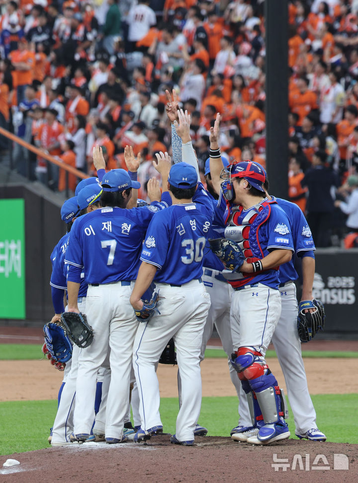 [대전=뉴시스] 김진아 기자 = 19일 대전 중구 한화생명볼파크에서 열린 2025 KBO 포스트시즌 플레이오프 2차전 삼성 라이온즈와 한화 이글스의 경기, 7-3으로 승리한 삼성 선수들이 기뻐하고 있다. 2025.10.19. bluesoda@newsis.com