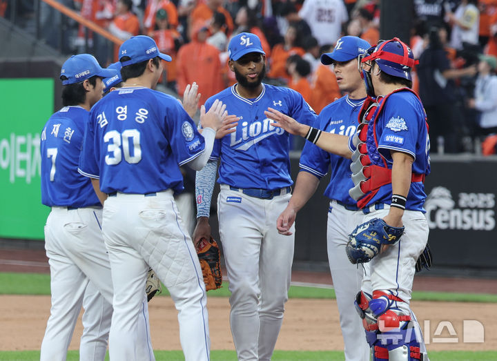 [대전=뉴시스] 김진아 기자 = 19일 대전 중구 한화생명볼파크에서 열린 2025 KBO 포스트시즌 플레이오프 2차전 삼성 라이온즈와 한화 이글스의 경기, 7-3으로 승리한 삼성 선수들이 기뻐하고 있다. 2025.10.19. bluesoda@newsis.com