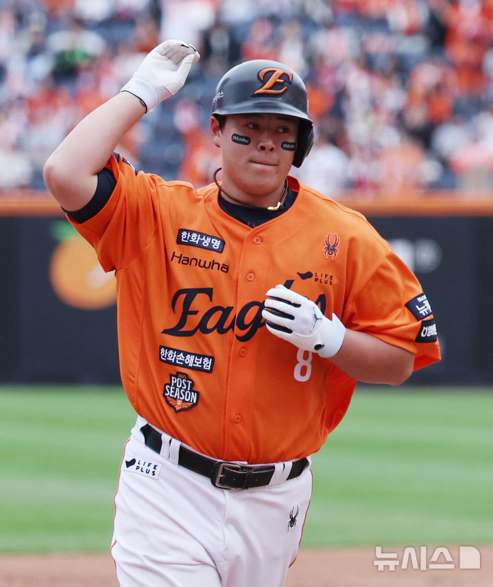 [대전=뉴시스] 김진아 기자 = 19일 대전 중구 한화생명볼파크에서 열린 2025 KBO 포스트시즌 플레이오프 2차전 삼성 라이온즈와 한화 이글스의 경기, 9회말 한화 노시환이 솔로 홈런을 친 뒤 그라운드를 돌고 있다. 2025.10.19. bluesoda@newsis.com
