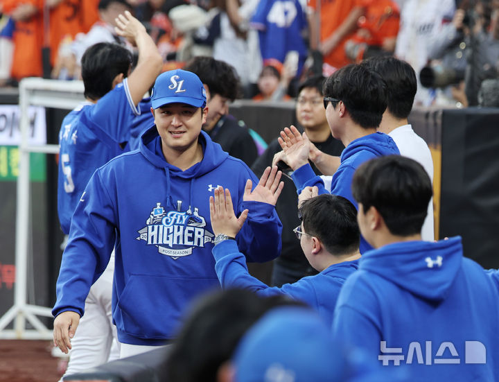 [대전=뉴시스] 김진아 기자 = 19일 대전 중구 한화생명볼파크에서 열린 2025 KBO 포스트시즌 플레이오프 2차전 삼성 라이온즈와 한화 이글스의 경기, 7-3으로 승리하자 최원태 등 삼성 선수들이 기뻐하고 있다. 2025.10.19. bluesoda@newsis.com