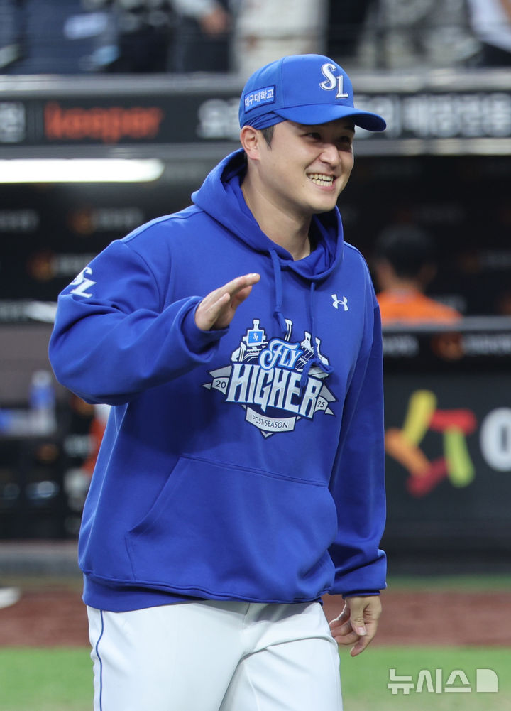 [대전=뉴시스] 김진아 기자 = 19일 대전 중구 한화생명볼파크에서 열린 2025 KBO 포스트시즌 플레이오프 2차전 삼성 라이온즈와 한화 이글스의 경기, 7-3으로 승리하자 최원태 등 삼성 선수들이 기뻐하고 있다. 2025.10.19. bluesoda@newsis.com