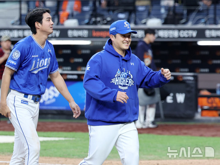 [대전=뉴시스] 김진아 기자 = 19일 대전 중구 한화생명볼파크에서 열린 2025 KBO 포스트시즌 플레이오프 2차전 삼성 라이온즈와 한화 이글스의 경기, 7-3으로 승리하자 최원태 등 삼성 선수들이 기뻐하고 있다. 2025.10.19. bluesoda@newsis.com