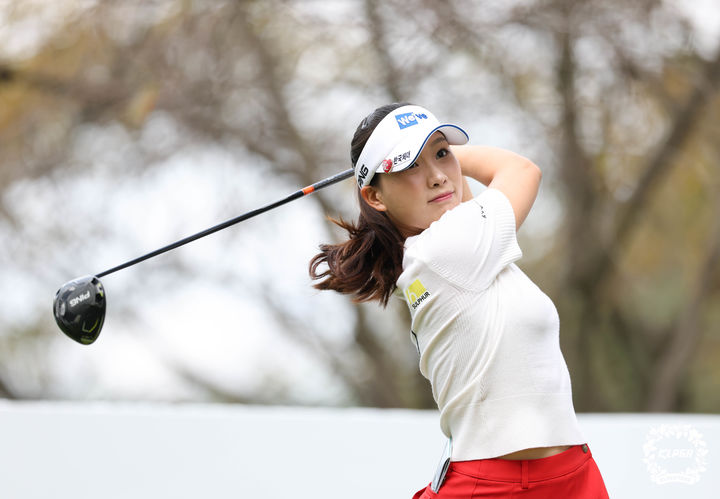 [서울=뉴시스] 홍효식 기자 = 19일 경기 양주 레이크우드CC에서 열린 '상상인 · 한경 와우넷 오픈 2025' 파이널라운드, 이율린이 2번홀에서 티샷하고 있다. (사진=KLPGA제공) 2025.10.19. photo@newsis.com *재판매 및 DB 금지