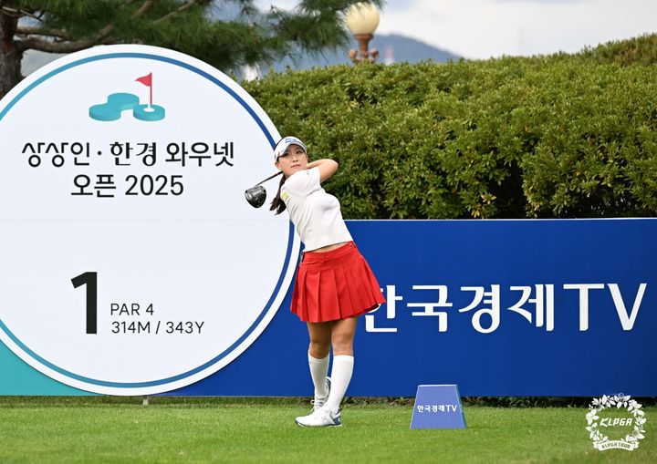 [서울=뉴시스] 홍효식 기자 = 19일 경기 양주 레이크우드CC에서 열린 '상상인 · 한경 와우넷 오픈 2025' 파이널라운드, 이율린이 1번홀에서 티샷하고 있다. (사진=KLPGA제공) 2025.10.19. photo@newsis.com *재판매 및 DB 금지