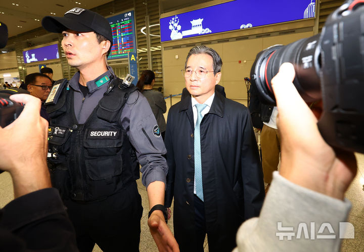 [인천공항=뉴시스] 박주성 기자 = 관세협상 후속 협의를 위해 미국 워싱턴 D.C.를 방문했던 김용범 정책실장이 19일 인천국제공항 제2터미널 입국장으로 귀국하고 있다. 2025.10.19. park7691@newsis.com