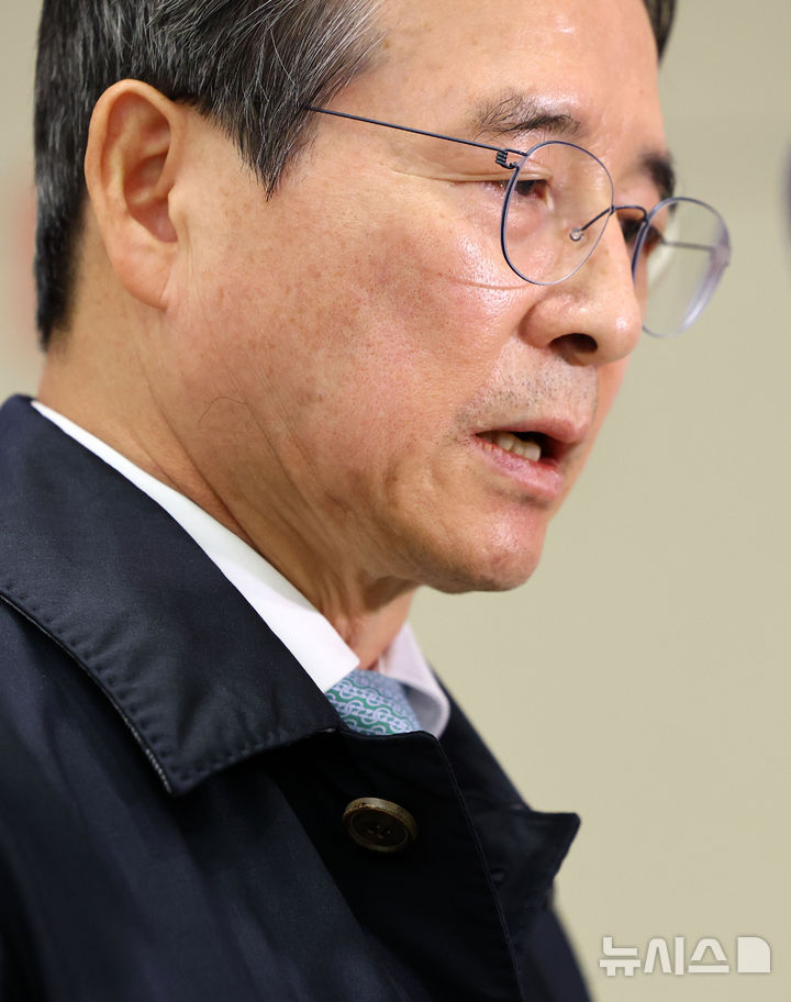 [인천공항=뉴시스] 박주성 기자 = 관세협상 후속 협의를 위해 미국 워싱턴 D.C.를 방문했던 김용범 정책실장이 19일 인천국제공항 제2터미널 입국장으로 귀국해 취재진 질문에 답하고 있다. 2025.10.19. park7691@newsis.com