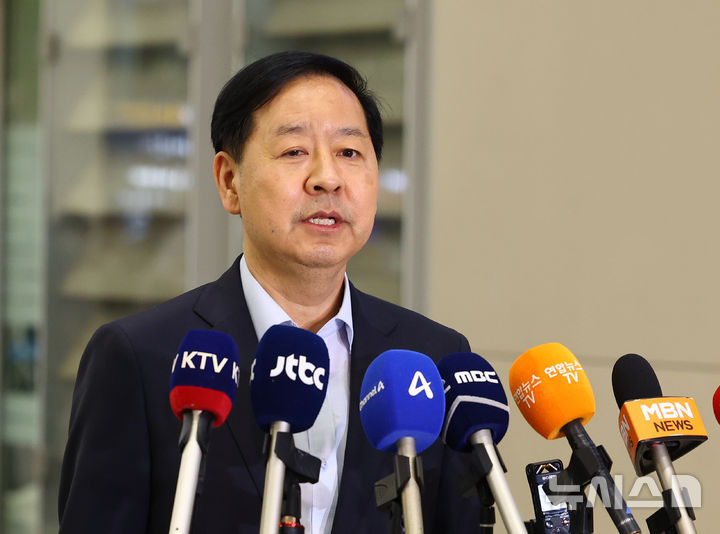 [인천공항=뉴시스] 박주성 기자 = 관세협상 후속 협의를 위해 미국 워싱턴 D.C.를 방문했던 구윤철 부총리 겸 기획재정부 장관이 19일 인천국제공항 제2터미널 입국장으로 귀국해 발언하고 있다. 2025.10.19. park7691@newsis.com