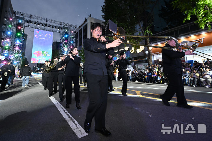 [광주=뉴시스] 이영주 기자 = 전남대학교 음악학과 재학생들이 19일 오후 광주 동구 금남로에서 열린 제22회 광주 추억의 충장축제 마지막날 퍼레이드에 참여하며 연주하고 있다. 2025.10.19. leeyj2578@newsis.com