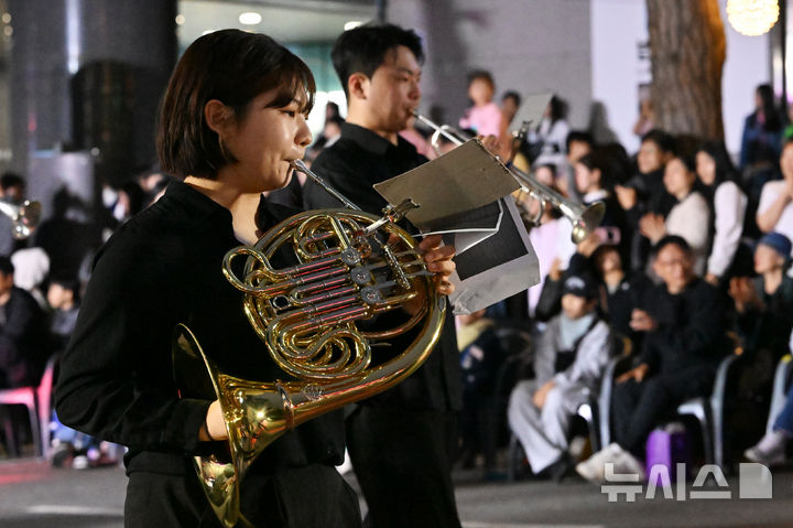 [광주=뉴시스] 이영주 기자 = 전남대학교 음악학과 재학생들이 19일 오후 광주 동구 금남로에서 열린 제22회 광주 추억의 충장축제 마지막날 퍼레이드에 참여하며 연주하고 있다. 2025.10.19. leeyj2578@newsis.com