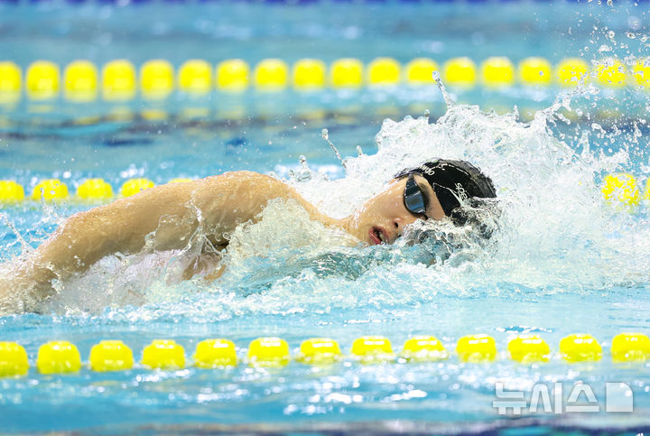 [부산=뉴시스] 황준선 기자 = 황선우(강원도청)이 19일 부산 동래구 부산사직종합운동장 실내수영장에서 열린 제106회 전국체육대회 경영 남자 일반부 계영 800m에서 역영하고 있다. 2025.10.19. hwang@newsis.com