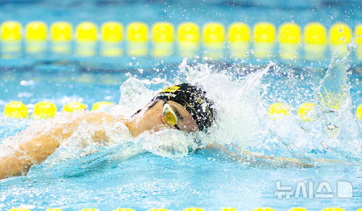 [부산=뉴시스] 황준선 기자 = 김우민(강원도청)이 19일 부산 동래구 부산사직종합운동장 실내수영장에서 열린 제106회 전국체육대회 경영 남자 일반부 계영 800m에서 역영하고 있다. 2025.10.19. hwang@newsis.com