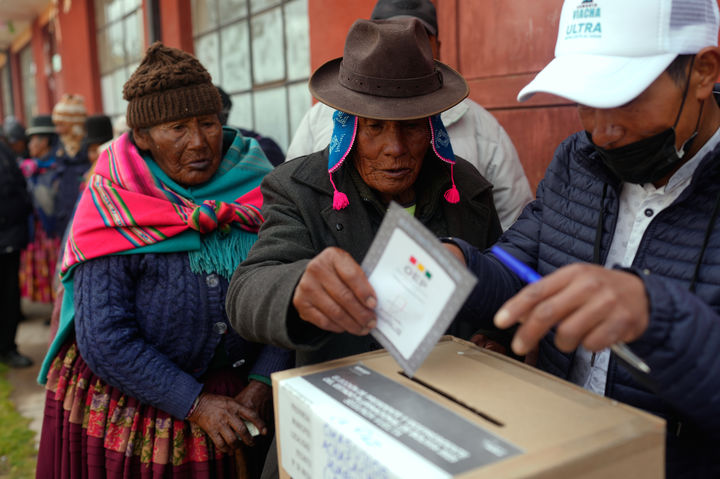 [ 아차카치( 볼리비아)=AP/뉴시스] 볼리비아의 아차카치에사 10월 19일 원주민 유권자들이 대통령 선거의 결선투표장에 나와 투표하고 있다. 2025. 10.20. 