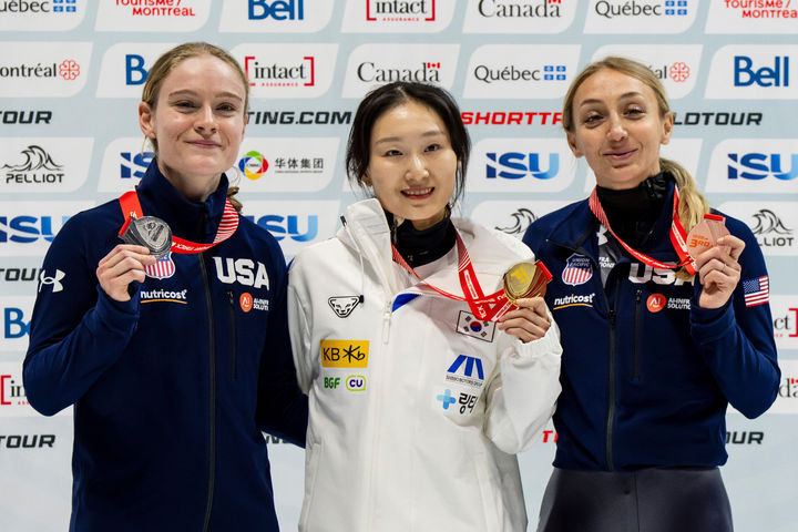 [몬트리올=AP/뉴시스] 최민정(가운데)이 19일(현지 시간) 캐나다 퀘벡주 몬트리올의 모리스 리처드 아레나에서 열린 2025-26 국제빙상경기연맹(ISU) 쇼트트랙 월드투어 2차 여자 1500m 정상에 올라 금메달을 목에 걸고 포즈를 취하고 있다. 최민정은 결승에서 2분17초399를 기록하며 1위를 차지했다. 2025.10.20.