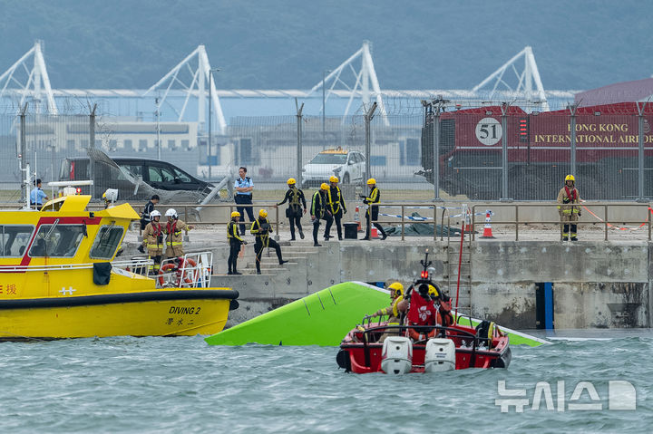 [홍콩=AP/뉴시스] 20일(현지 시간) 홍콩 국제공항에서 화물기 한 대가 활주로를 이탈해 일부가 바다에 잠긴 가운데 구조대원들이 구조 작업을 벌이고 있다. 현지 당국은 이날 새벽 두바이발 아랍에미리트(UAE) 항공 EK9788 화물기가 착륙 도중 활주로를 벗어나면서 지상 지원 차를 들이받아 차량 탑승자 2명이 사망했다고 밝혔다. 2025.10.20.
