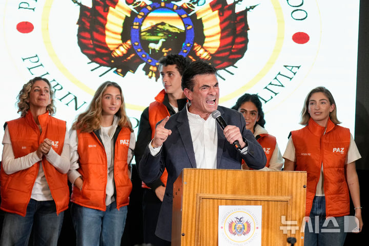 [라파즈(볼리비아)=AP/뉴시스] 볼리비아 기독민주당(PDC) 로드리고 파스 후보(58)가 19일 대선 결선 투표 도중 앞서는 것으로 나오자 라파즈에서 지지자들에게 승리를 다짐하며 연설하고 있다. 2025.10.20.&nbsp; 