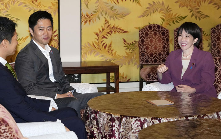 [도쿄=AP/뉴시스]다카이치 사나에(오른쪽) 일본 집권 자민당 총재가 지난 15일 요시무라 히로후미 일본유신회 대표와 도쿄 국회에서 만나 대화하고 있다. 2025.10.20.