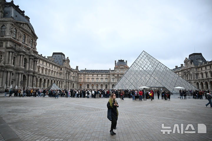 [AP/뉴시스] 강도들의 보석 탈취 하루 뒤인 20일 계속 폐관 상태인 루브르 앞에 입장 희망자들이 줄 서 있다