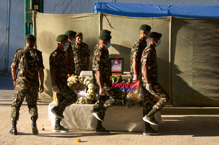 [카트만두=AP/뉴시스] 20일(현지 시간) 네팔 수도 카트만두 공항에 가자지구에서 억류 중 사망한 네팔인 학생 비핀 조시의 관이 운구되고 있다. 2025.10.21.