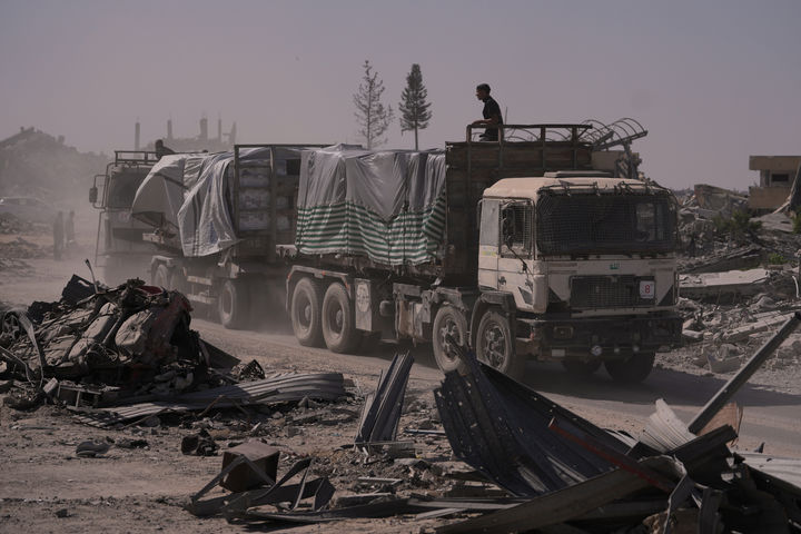 [칸유니스=AP/뉴시스] 인도주의 구호물자를 실은 트럭들이 20일(현지 시간) 가자지구 남부 칸유니스에 들어서고 있다. 2025.10.23.