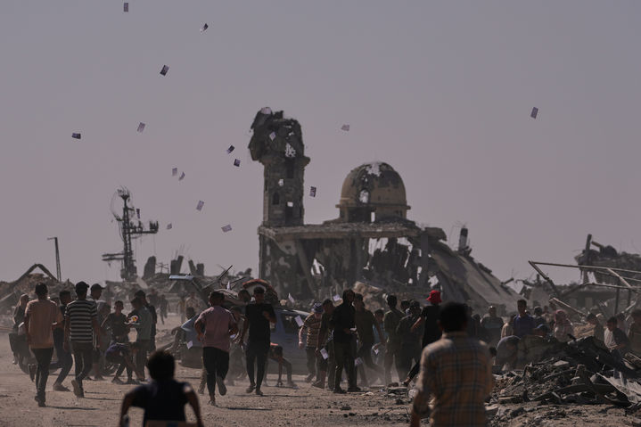 [칸유니스=AP/뉴시스] 20일(현지 시간) 이스라엘군 드론이 팔레스타인 주민들에게 1차 철군선인 '황색선'에서 물러나라는 전단을 살포하고 있다. 이스라엘군은 이날 위협을 가하며 황색선에 접근한 테러 요원들을 사살했다고 발표했다. 2025.10.21.