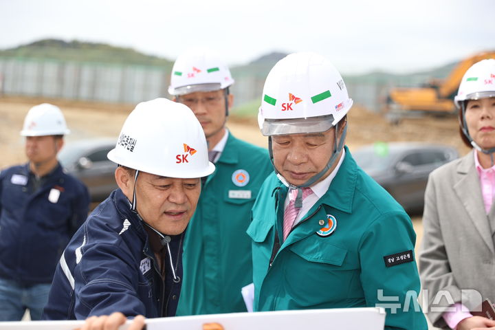 [고성(경남)=뉴시스] 신정철 기자= 이상근 경남 고성군수를 비롯 고성군 지역대표들이 20일 오전 11시, 경남도청에서 기자회견을 갖고 고성군 동해면에 소재한 SK오션플랜트 매각추진 전면 중단을 촉구한다.사진은 지난 3월, 이상근 고성군수가 SK오션플랜트의 경남 1호 기회발전특구 지정을 앞두고 현장을 점검하고 있는 모습.(사진=뉴시스DB).2025.10.20. sin@newsis.com