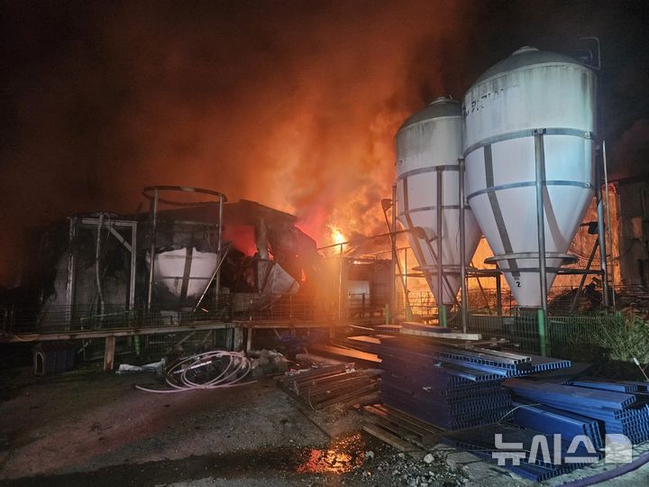 [해남=뉴시스] 19일 오후 8시6분께 전남 해남군 현산면의 한 돼지 축사에서 불이 나고 있다. (사진=전남 해남소방서 제공) 2025.10.20. photo@newsis.com
