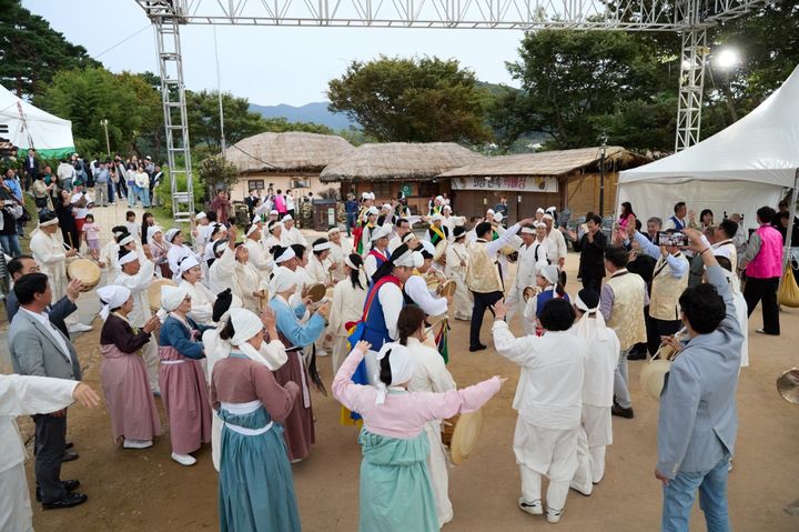 [아산=뉴시스] 지난해 짚풀문화제 모습. (사진=아산시 제공) 2025.10.20 photo@newsis.com *재판매 및 DB 금지