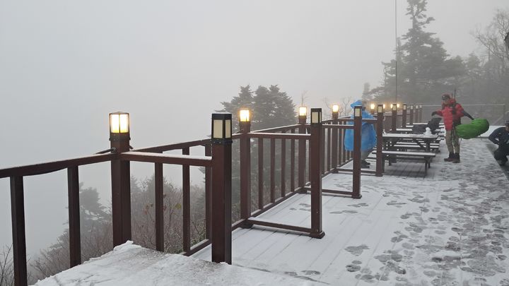 [속초=뉴시스] 20일 아침 설악산 소청대피소에 올해 들어 첫 눈이 내렸다.(사진=설악산사무소 제공)photo@newsis,com *재판매 및 DB 금지