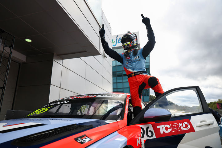 [서울=뉴시스] 미켈 아즈코나 선수가 강원도 인제 스피디움에서 열린 2025 TCR 월드투어 6라운드 한국 대회에서 우승을 차지하고 기뻐하는 모습. (사진=현대차) 2025.10.20 photo@newsis.com *재판매 및 DB 금지 *재판매 및 DB 금지