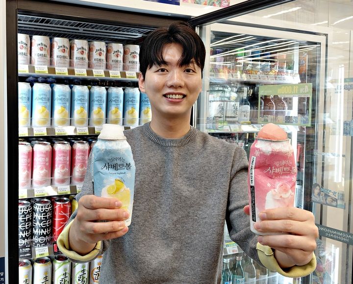 [서울=뉴시스] 편의점 CU가 업계 최초로 얼려먹는 방식의 신개념 하이볼인 '샤베트 하이볼'을 선보인다고 20일 밝혔다. (사진=BGF리테일 제공) *재판매 및 DB 금지