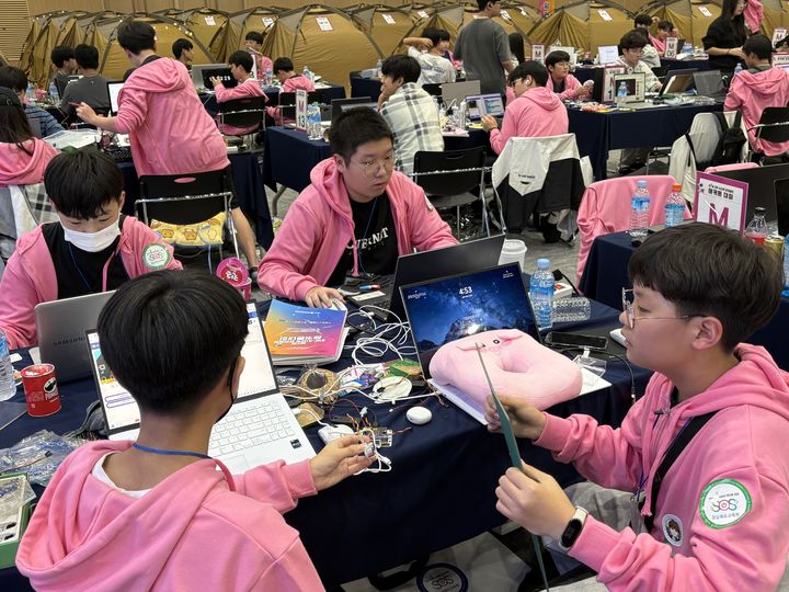 [안동=뉴시스] 지난 18일부터 19일까지 무박 2일간 안동시에 있는 안동국제컨벤션센터에서 열린 '제7회 SW·AI교육 창의융합 해커톤 대회' (사진=경북교육청 제공) 2025.10.19 photo@newsis.com *재판매 및 DB 금지