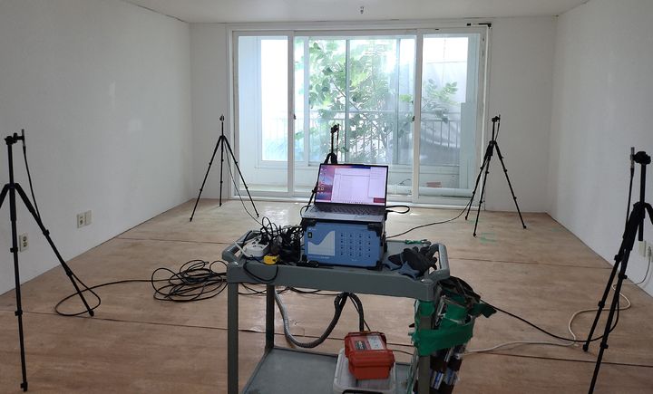 [서울=뉴시스] 한국건설생활환경시험연구원(KCL) 시험 장면. (사진=두산건설 제공) 2025.10.20. photo@newsis.com *재판매 및 DB 금지