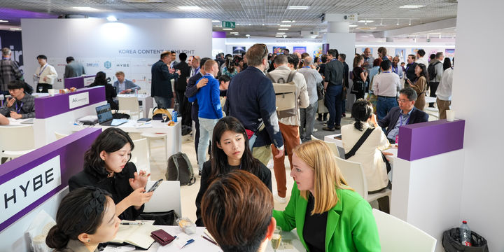 한국콘텐츠진흥원이 지난 11~16일 프랑스 칸에서 열린 밉컴·밉주니어에서 한국공동관을 운영했다. 사진은 한국공동관에서 미팅 중인 참가사 모습. (사진=콘진원 제공) *재판매 및 DB 금지