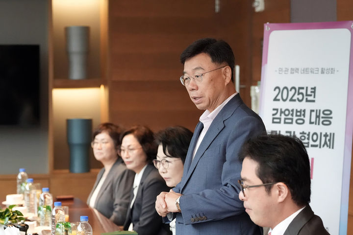 [성남=뉴시스]신상진 성남시장이 20일 삼평동 코트야드 바이 메리어트 서울 판교에서 열린 '성남시 감염병 대응 민관협의체 조찬 간담회'에서 인사말을 하고 있다.(사진=성남시 제공)2025.10.20.photo@newsis.com *재판매 및 DB 금지