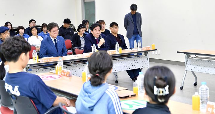 [횡성=뉴시스] 제6기 아동참여위원회 정책 제안 및 수료식. (사진=횡성군 제공) 2025.10.20. photo@newsis.com *재판매 및 DB 금지