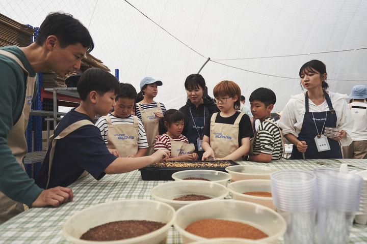 [서울=뉴시스] 지난 18일 현대글로비스 임직원 가족들이 소셜벤처 트리플래닛이 경기 이천시에서 운영하는 스마트팜 에어돔(온실)에서 상원초교 재학생 가족들과 함께 생태숲 조성 체험활동을 진행하는 모습. (사진=현대글로비스 제공) 2025.10.20 photo@newsis.com *재판매 및 DB 금지