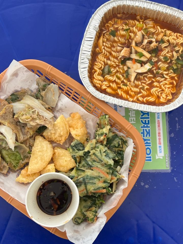 [봉화=뉴시스] 송이라면과 전. (사진=봉화군 제공) 2025.10.20. photo@newsis.com *재판매 및 DB 금지