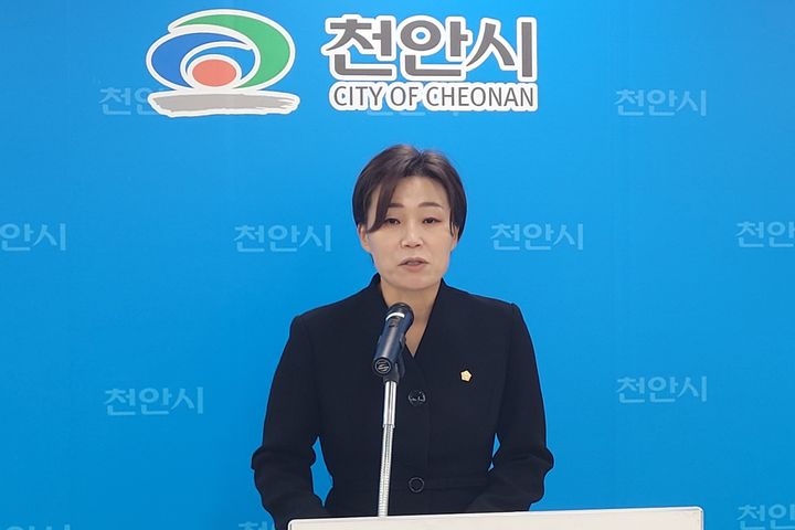 [천안=뉴시스] 최영민 기자=정선희 천안시의원이 20일 천안시청 브리핑실에서 자신에 대한 '갑질 논란' 징계결과와 관련한 입장을 밝히고 있다. 2025.10.20 ymchoi@newsis.com *재판매 및 DB 금지