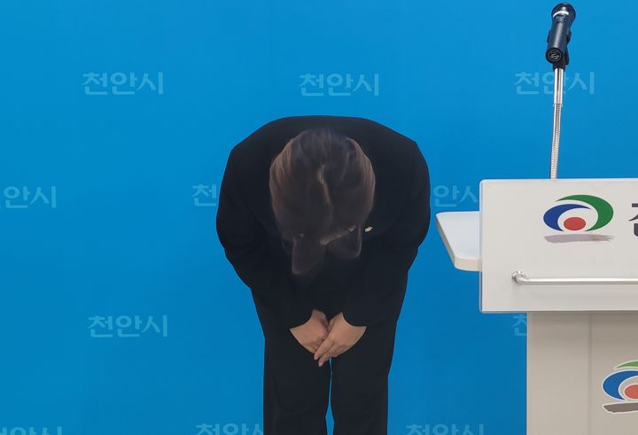 [천안=뉴시스] 최영민 기자=정선희 천안시의원이 20일 천안시청 브리핑실에서 기자회견을 갖고 자신의 갑질 논란과 관련해 사과의 뜻을 밝히며 고개를 숙였다. ymchoi@newsis.com *재판매 및 DB 금지