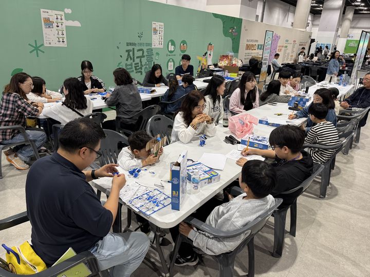 [광주=뉴시스] 광주과학기술원(GIST)은 18~19일 국립광주과학관에서 열린 '아트 사이언스 페스티벌'에 참가해 어린이와 청소년을 위한 친환경 에너지 체험 프로그램 '빛 에너지의 힘, 움직이는 로봇!' 부스를 성황리에 운영했다. (사진=GIST 제공) 2025.10.20. photo@newsis.com *재판매 및 DB 금지