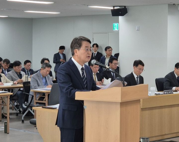 [수원=뉴시스] 이병희 기자 = 김동연 경기도지사가 20일 국회 국토교통위원회 경기도 국정감사에서 인사말을 하고 있다. 2025.10.20. photo@newsis.com *재판매 및 DB 금지