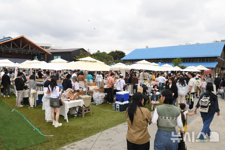 [완주=뉴시스] 완주 삼례문화예술촌에서 열린 '2025년 보부상 with 완주농부마켓' 현장 모습. (사진= 완주군 제공) *재판매 및 DB 금지