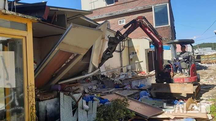 [파주=뉴시스] 경기 파주시가 성매매집결지 내 불법 건축물에 대한 13차 행정대집행을 진행하고 있다.(사진=파주시 제공)photo@newsis.com