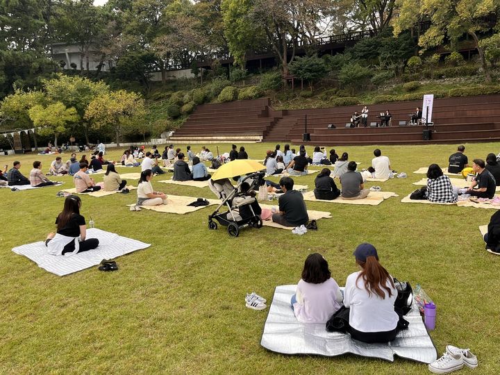 [창원=뉴시스] 강경국 기자 = 지난 18일부터 19일까지 이틀간 경남 창원시 해상유원지인 돝섬에서 열린 돝섬 가을 피크닉 행사에 시민들이 참여하고 있다. (사진=창원시청 제공). 2025.10.20. photo@newsis.com *재판매 및 DB 금지