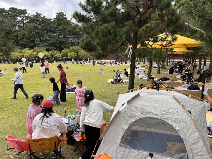 [창원=뉴시스] 강경국 기자 = 지난 18일부터 19일까지 이틀간 경남 창원시 해상유원지인 돝섬에서 열린 돝섬 가을 피크닉 행사에 시민들이 참여하고 있다. (사진=창원시청 제공). 2025.10.20. photo@newsis.com *재판매 및 DB 금지