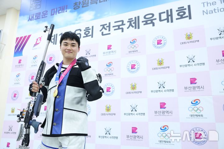 [서울=뉴시스]권협준, 전국체전 일반부 남자 소총3자세 한국 신기록 우승. (사진=대한사격연맹 제공)
