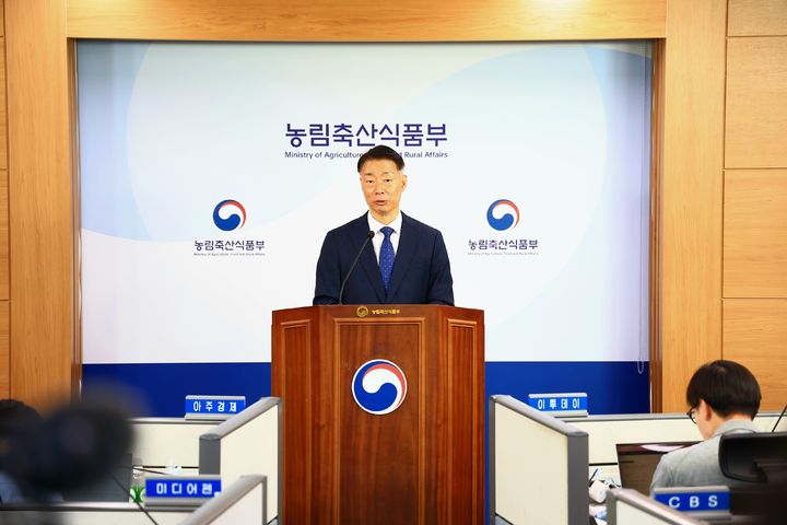 [세종=뉴시스] 박성우 농림축산식품부 농촌정책국장이 20일 정부세종청사에서 '농어촌 기본소득 시범사업' 선정 결과를 발표하고 있다. (사진=농식품부 제공) *재판매 및 DB 금지